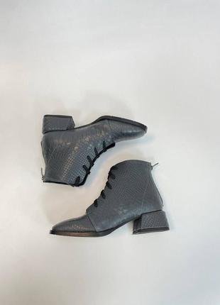 Ботинки кожаные с тиснением под рептилию квадратный носок на шнуровке4 фото