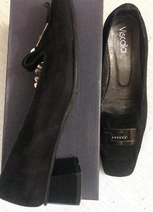 Лаконичные замшевые туфли с расклешенным каблуком viscala