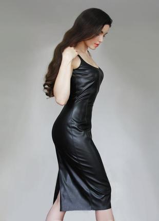 Платье-футляр из итальянской эко-кожи на замшевой основе3 фото