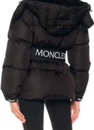 Чорна куртка з принтом moncler