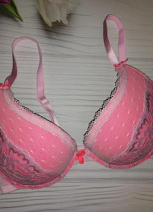 Красивий мереживний бюстгальтер