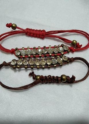 Два браслета на шнуре с подвижными прозрачными  кристаллами