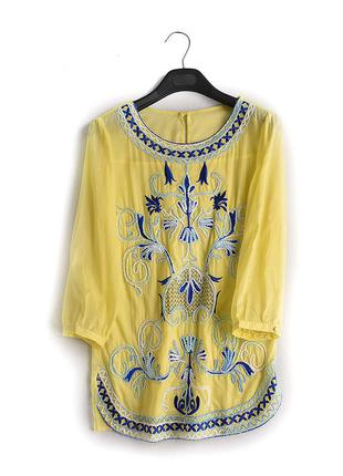 Нарядна блузка з вишивкою