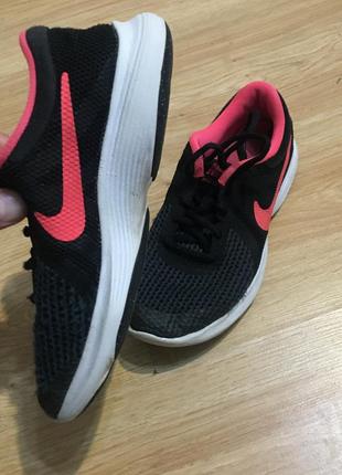 Крассовки nike revolution 3