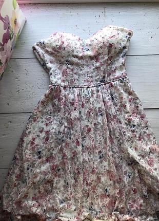 Красиве мереживне плаття