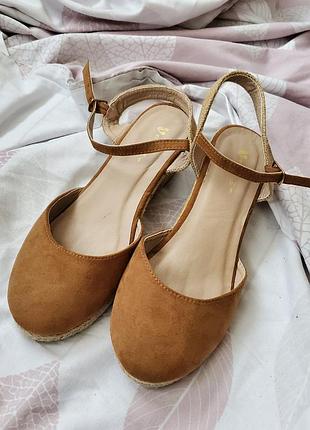 Босоножки на натуральной подошве