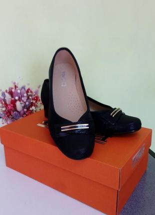 Туфли классические на среднем каблуке