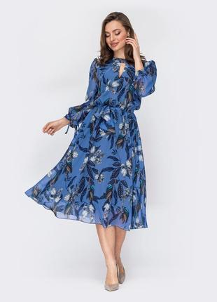 Шифонове плаття-міді блакитного кольору з вирізом «крапля»
