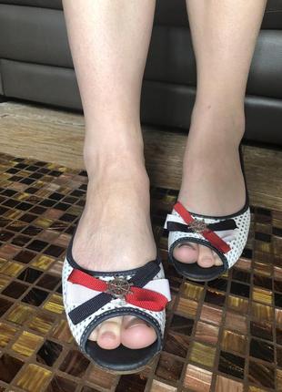 Туфлі з відкритими пальцями