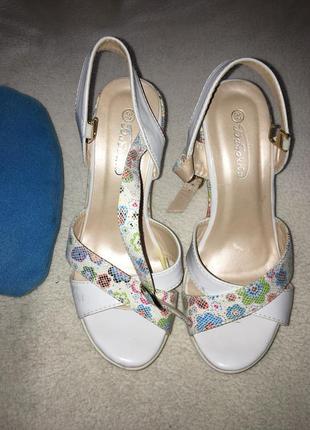 Босоніжки на танкетці