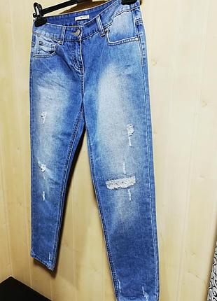 Джинси банани з потертостими.
