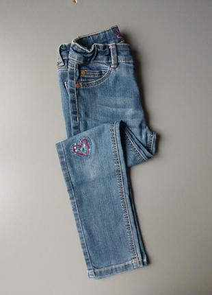 Класичні джинси на дівчинку з сердечком на коліні1 фото