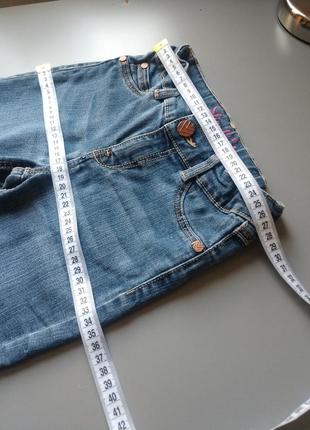 Класичні джинси на дівчинку з сердечком на коліні4 фото