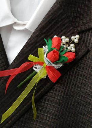 Весільна бутоньєрка "червоні троянди" нареченому1 фото