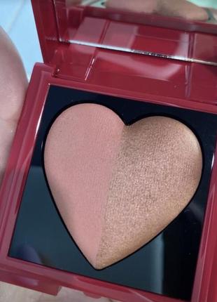 Двухцветные запечённые румяна «сердце» kiko