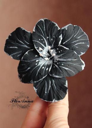 Заколка для волос с цветком "черный гладиолус с росписью"1 фото