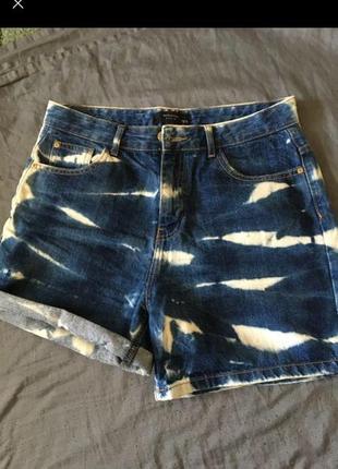Моми шорті