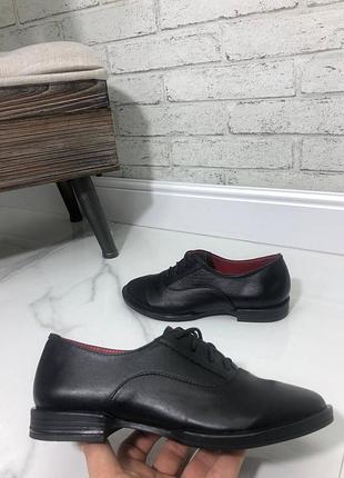 Жіночі шкіряні туфлі зі шнурками