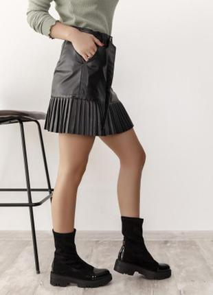 Черная кожаная юбка с плиссировкой3 фото