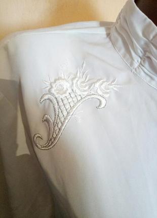 Белая блузка с вышивкой3 фото