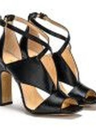 Супер стильні босоніжки