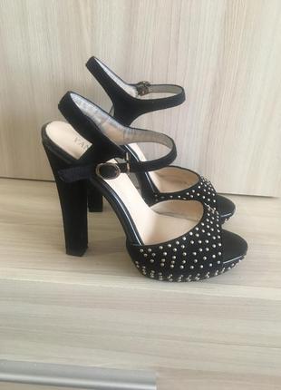 Шикарні босоніжки з шипами, закльопками, камнями