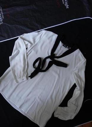 Блуза біла з чорним бантом esmara.