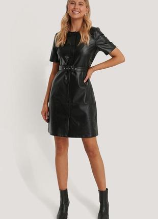 Чорне плаття під шкіру з гудзиками na-kd