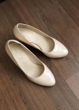 Женские лаковые туфли молочного цвета средний каблук3 фото