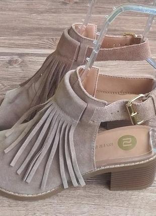 Босоножки с бахромой river island. размер 37. замша.