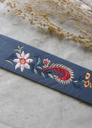 Стильний широкий браслет з вишивкою з квітами колір синій2 фото