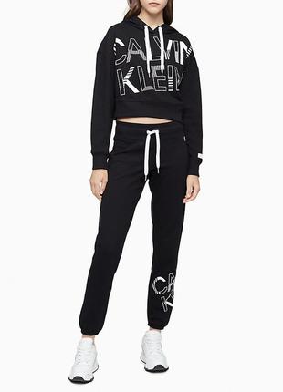 Худи короткое черное calvin klein performance striped remix logo cropped sweatshirt4 фото