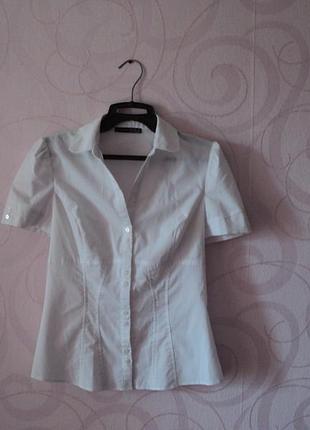 Біла сорочка з декольте