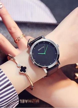 Чорний жіночий годинник