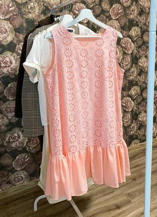 Ажурное персиковое платье с рюшами