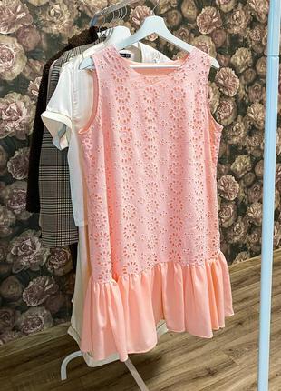 Ажурное персиковое платье с рюшами