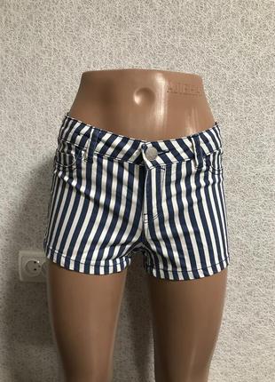 Короткі шорти c&a