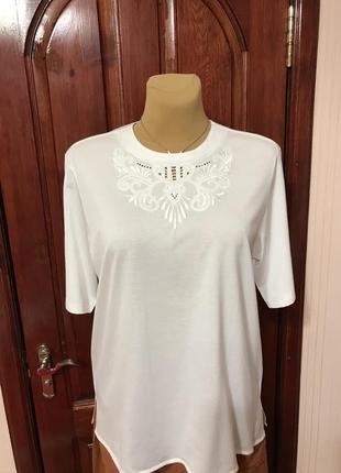 Ошатна футболка з вишивкою