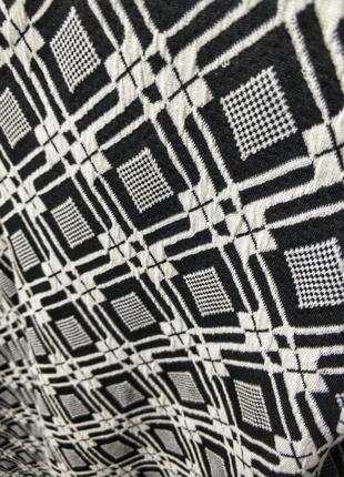 Мини платье в стиле 60х, с геометричным принтом, черно белое7 фото