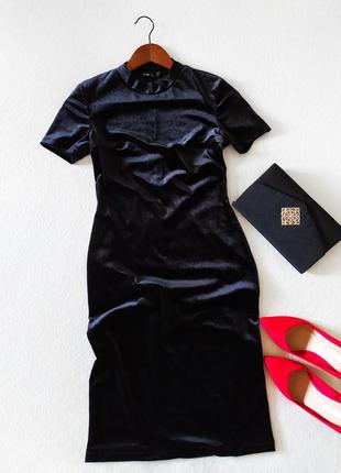 Бархатное чёрное силуэтное платье миди