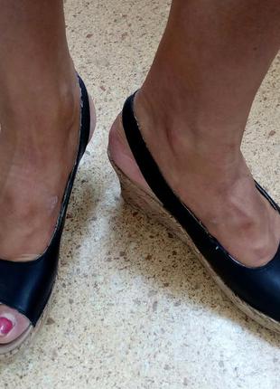 Стильные кожаные босоножки на танкетке crocs(origibal).