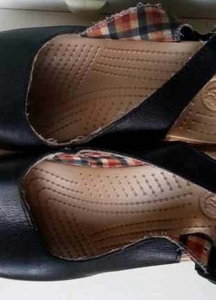 Стильные кожаные босоножки на танкетке crocs(origibal).4 фото