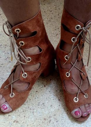 Стильные босоножки на шнуровке truffle.
