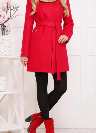 Яркое красное стильное пальто