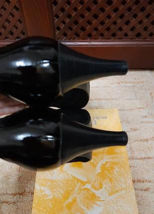 Новые кожаные черные  туфли на среднем каблуке3 фото