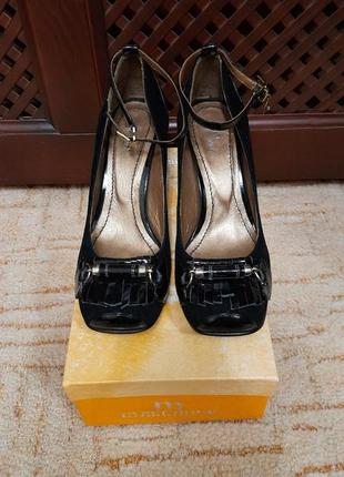 Новые кожаные черные  туфли на среднем каблуке8 фото