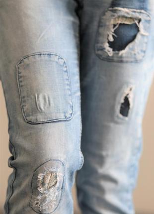 Жіночі блакитні джинсі з заниженою талією та потертостями7 фото