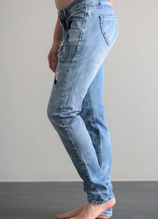 Жіночі блакитні джинсі з заниженою талією та потертостями3 фото