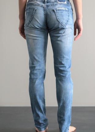 Жіночі блакитні джинсі з заниженою талією та потертостями2 фото