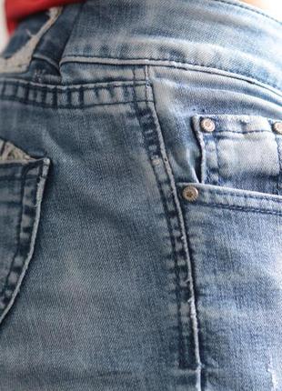 Жіночі блакитні джинсі з заниженою талією та потертостями6 фото